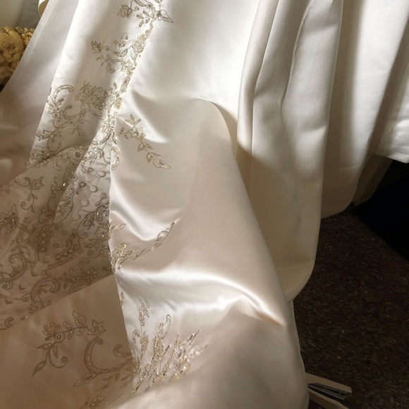 Casablanca 1994 Wedding Dress - pre-owned - Picture 11 of 17